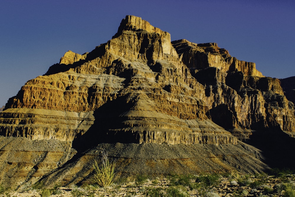 Brauner Rocky Mountain tagsüber unter blauem Himmel