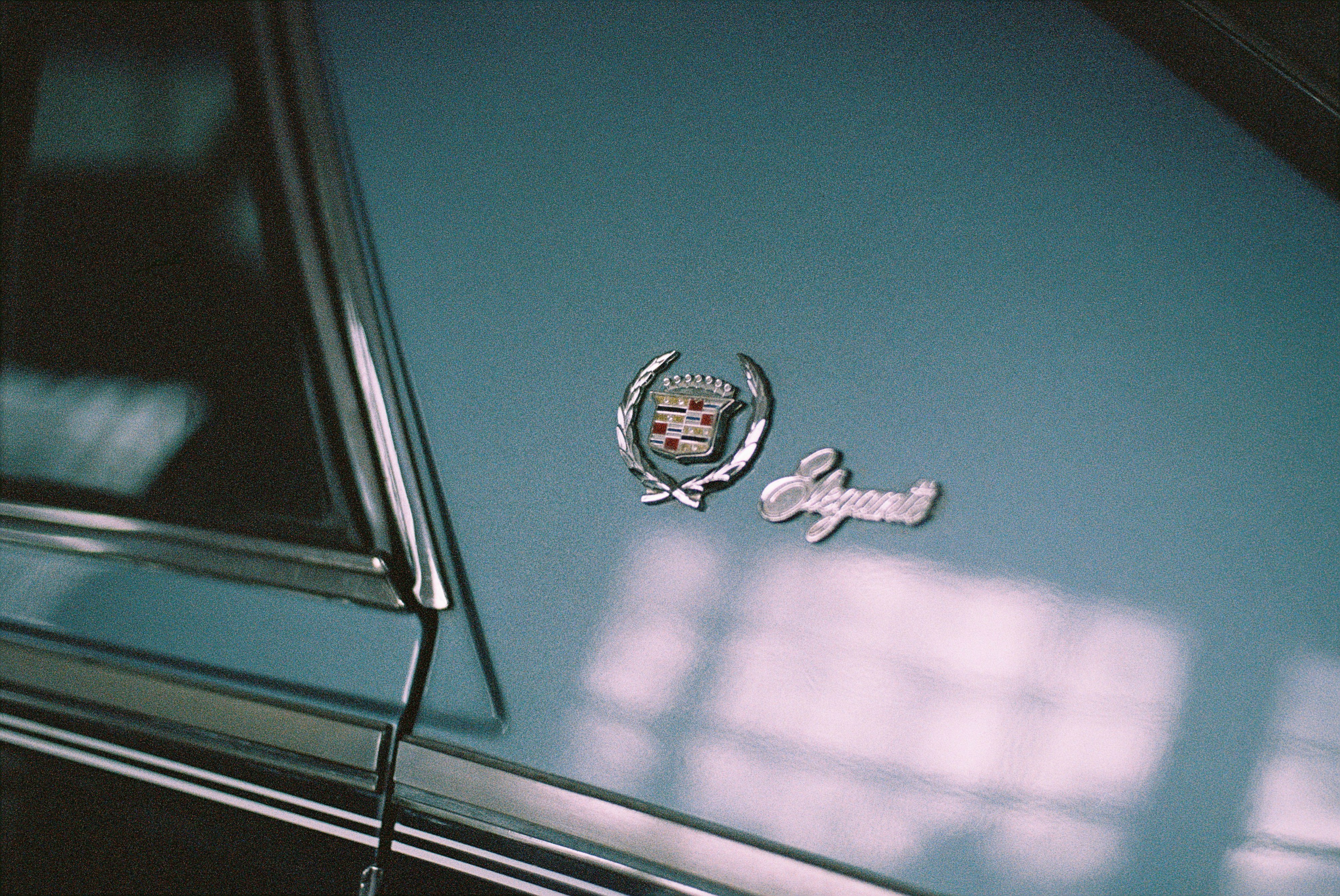 Vintage classic US car oldtimer limousine. Made with Leica R7 (Year: 1994) and Leica Summilux-R 1.4 50mm (Year: 1983). Analog scan via nimmfilm.de: Fuji Frontier SP-3000. Kodakcolor 200 VRplus (expired 1999)