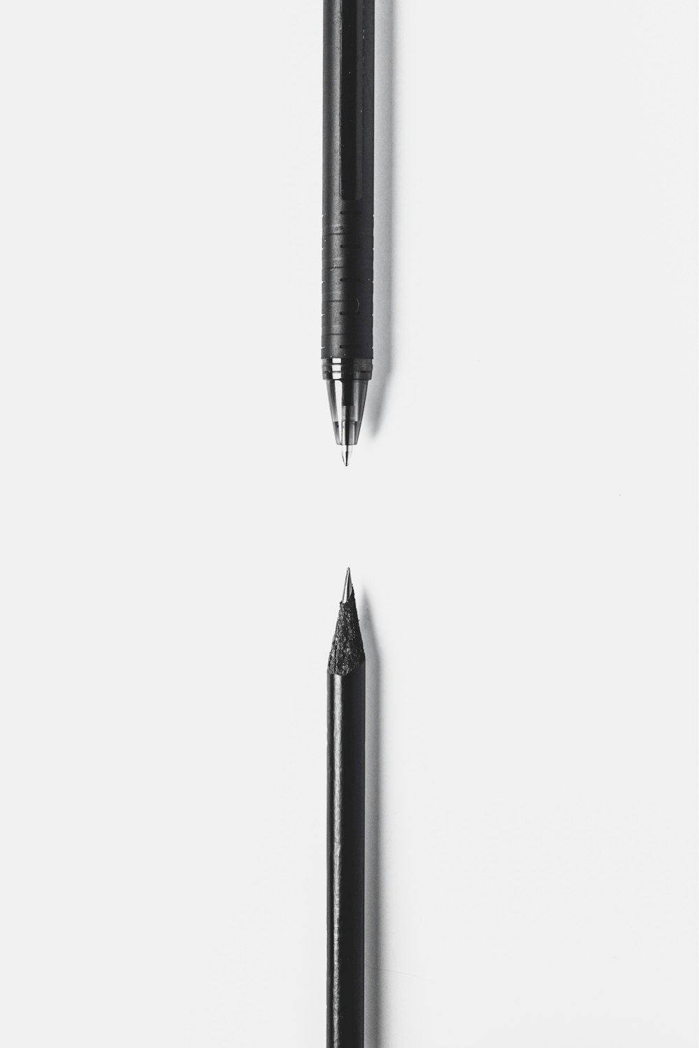 penna nera su superficie bianca