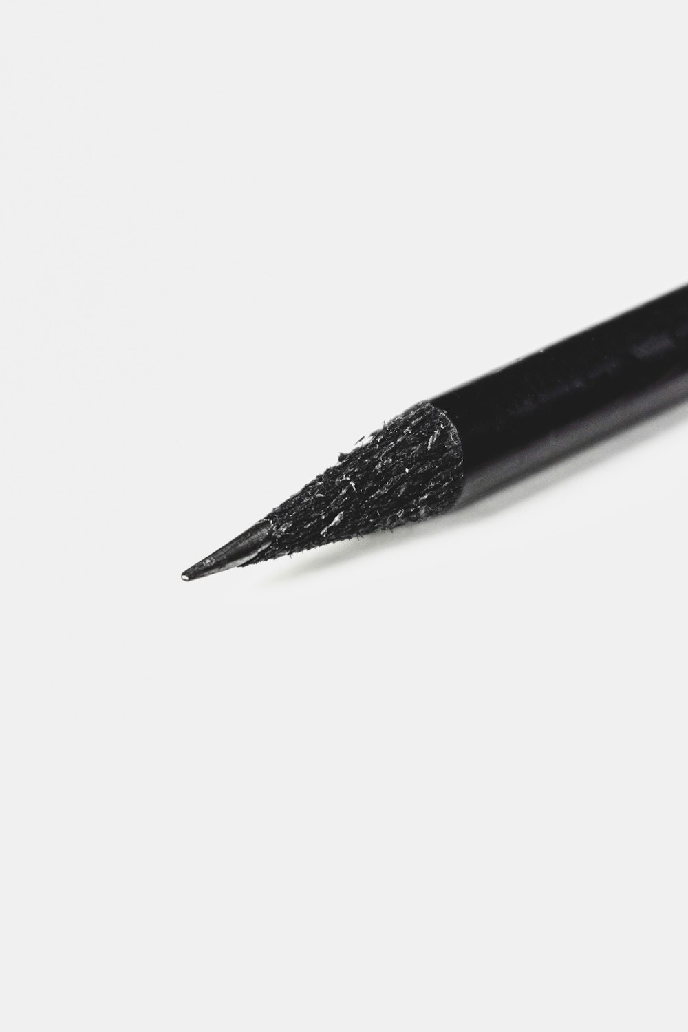 白い表面に黒い鉛筆
