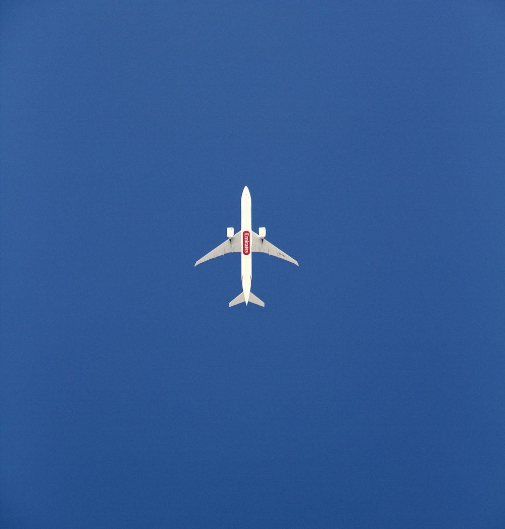 um avião está voando no céu azul