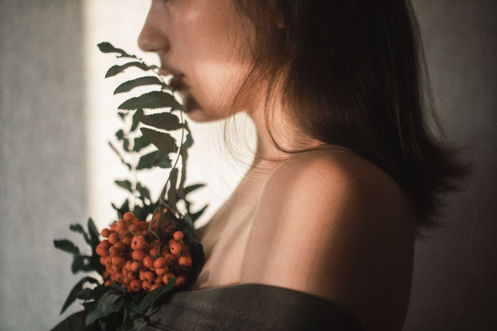 uma mulher segurando um ramo de flores em sua mão