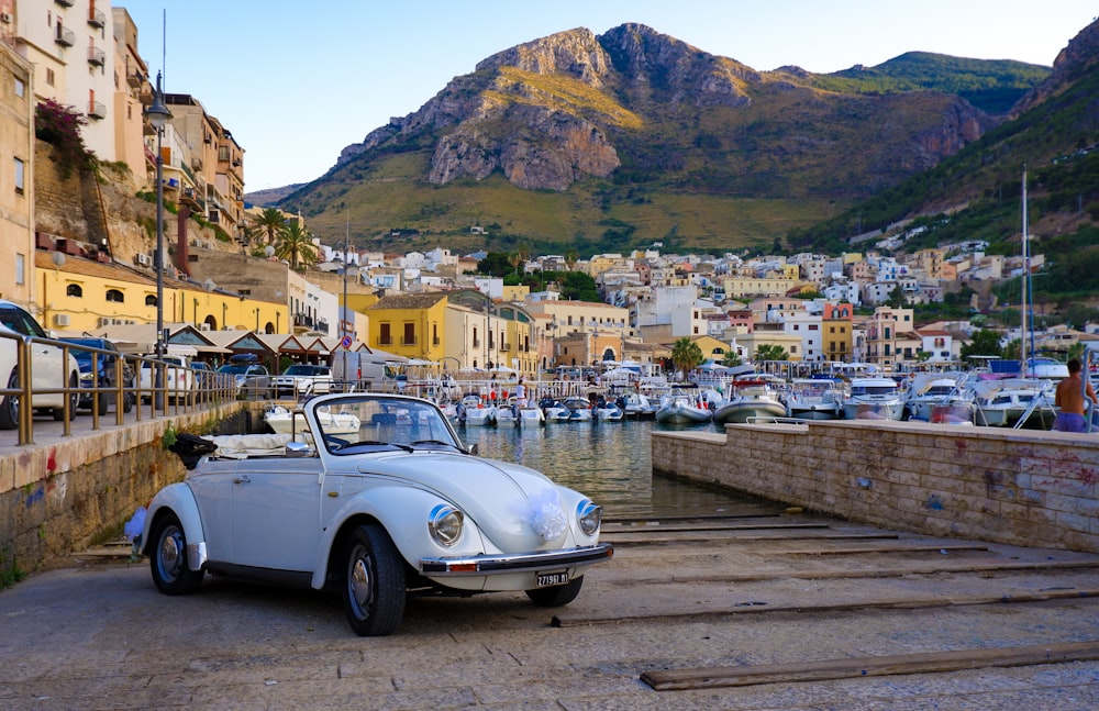 Volkswagen Coccinelle blanche garée sur le bord de la route pendant la journée