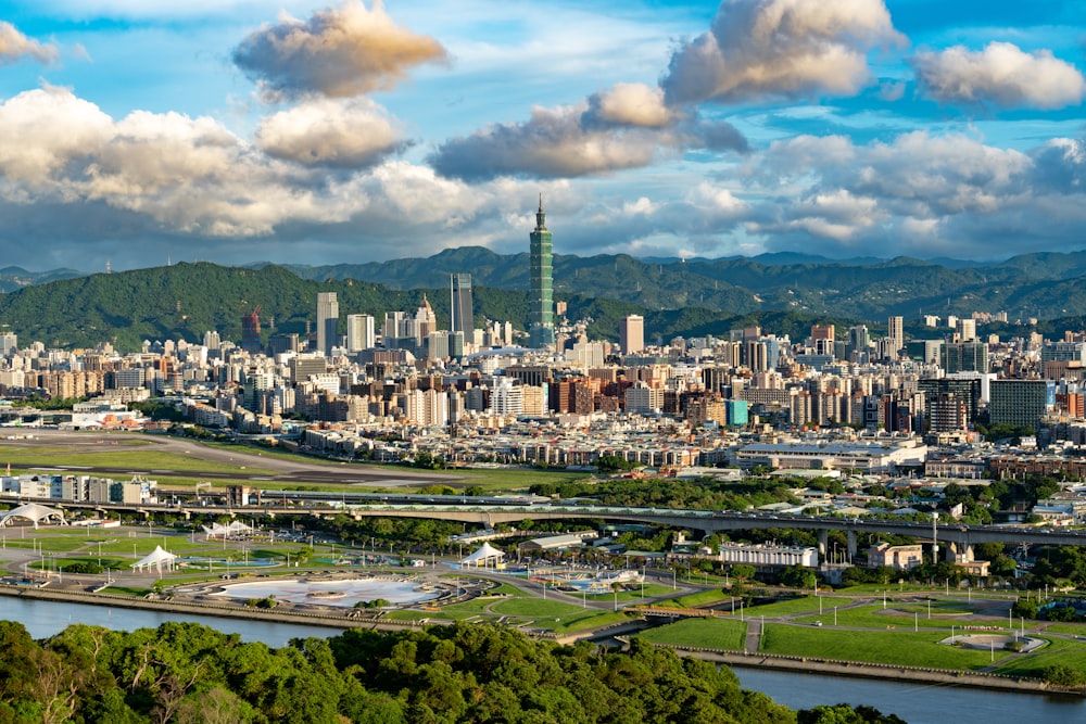 낮 동안 도시 건물의 공중보기