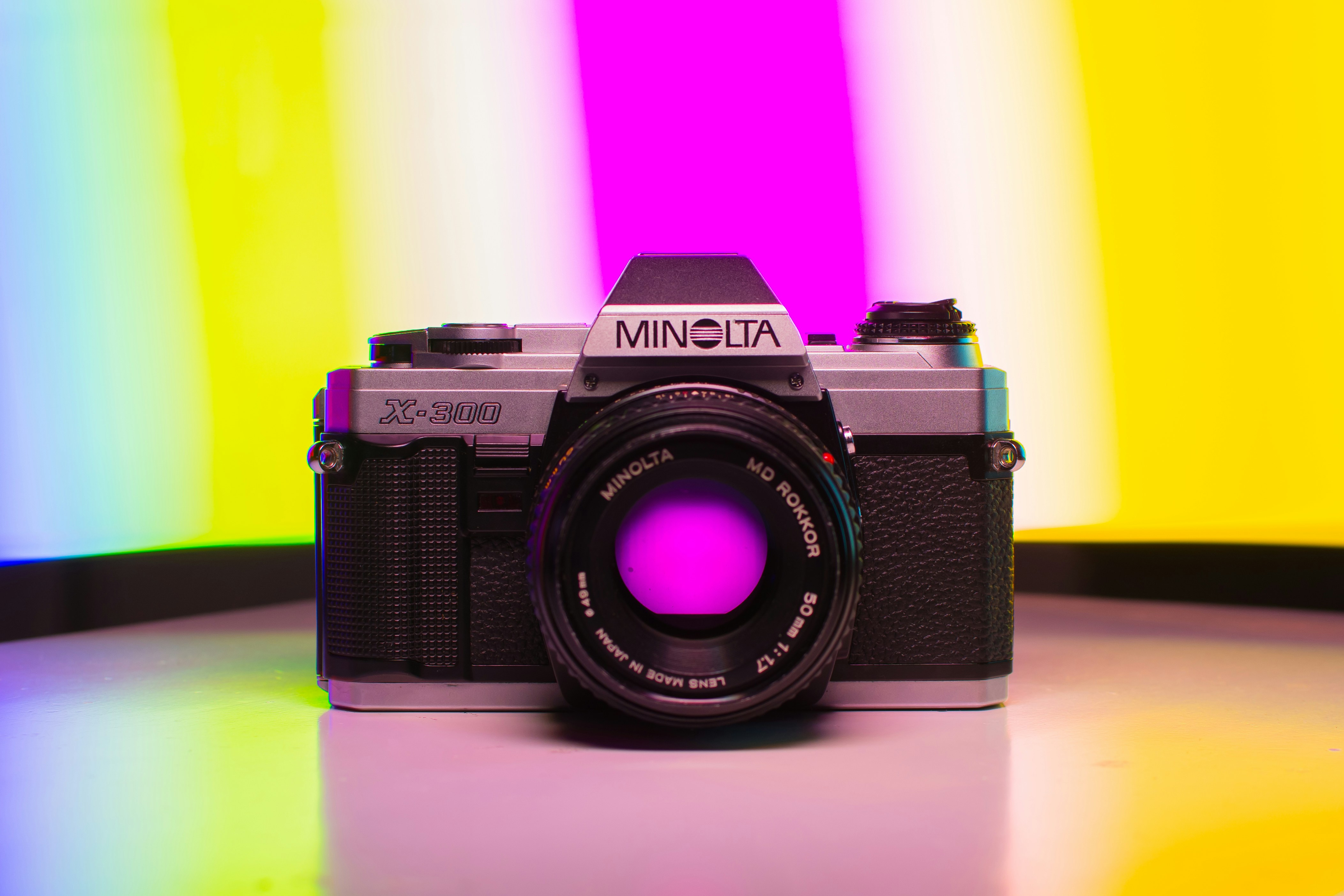 Schwarz und Silber Nikon DSLR-Kamera