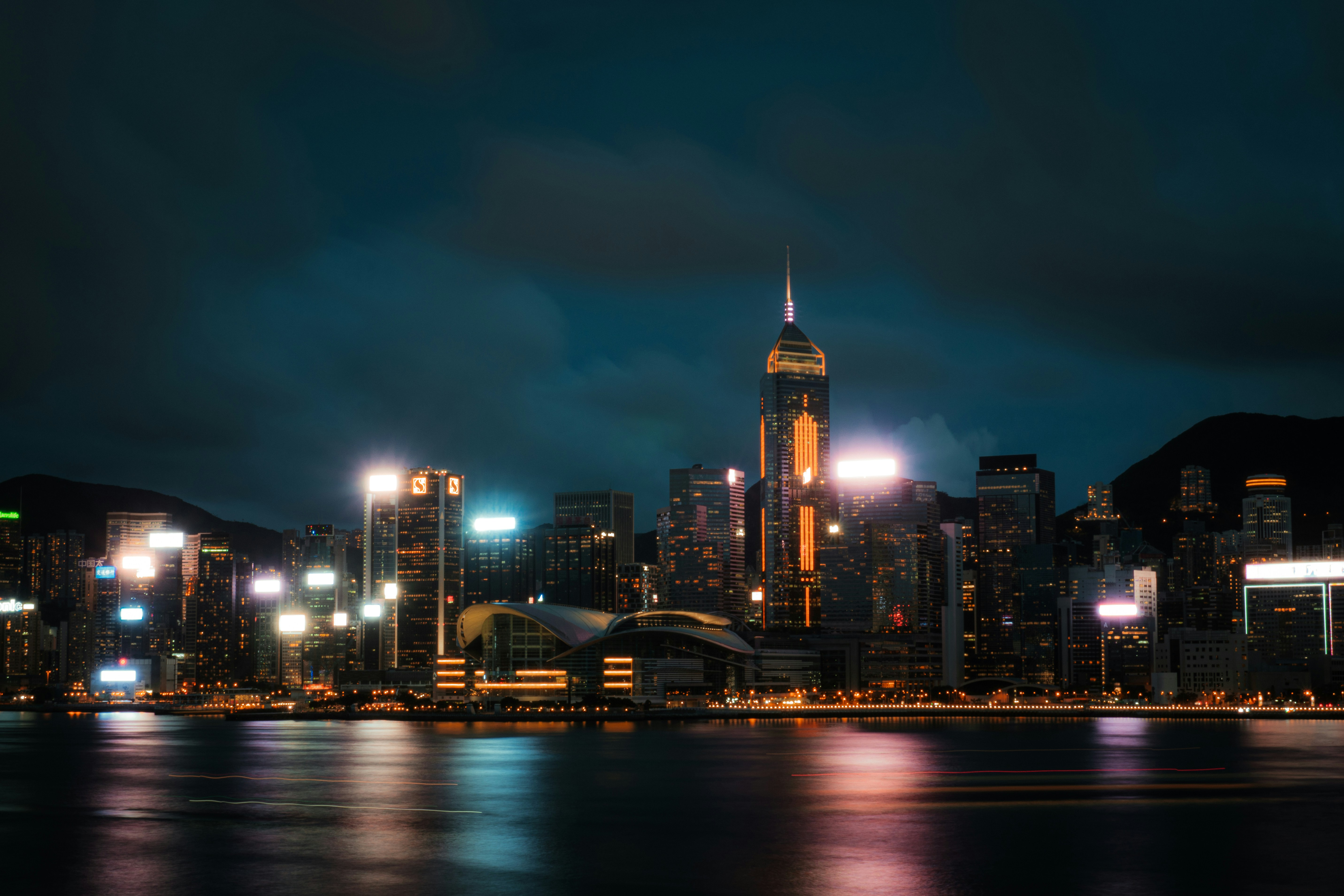 Horizonte de la ciudad durante la noche