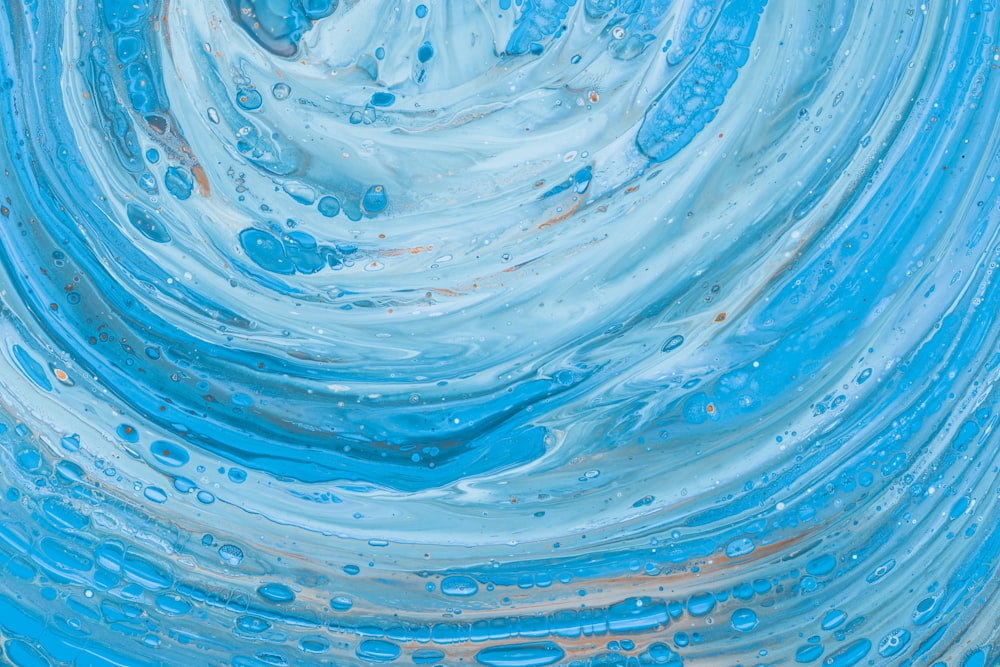 pintura abstrata azul e branca