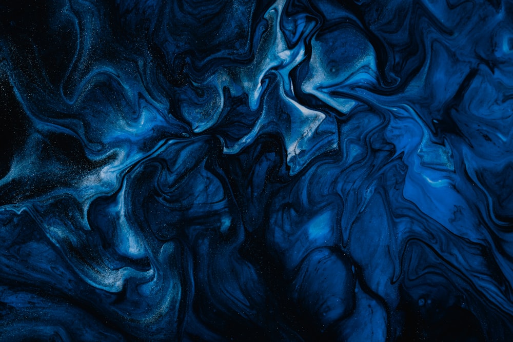 blaue und schwarze abstrakte Malerei