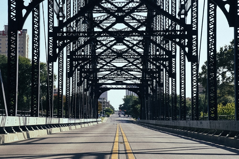 昼間の灰色のコンクリート橋