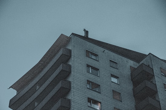 A professional photo showing a mid-rise multifamily building representing DSCR financing.