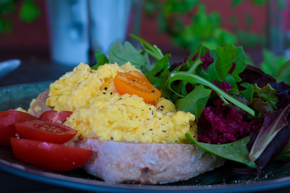 riz cuit avec des tranches de tomate et de légumes verts sur une assiette en céramique blanche