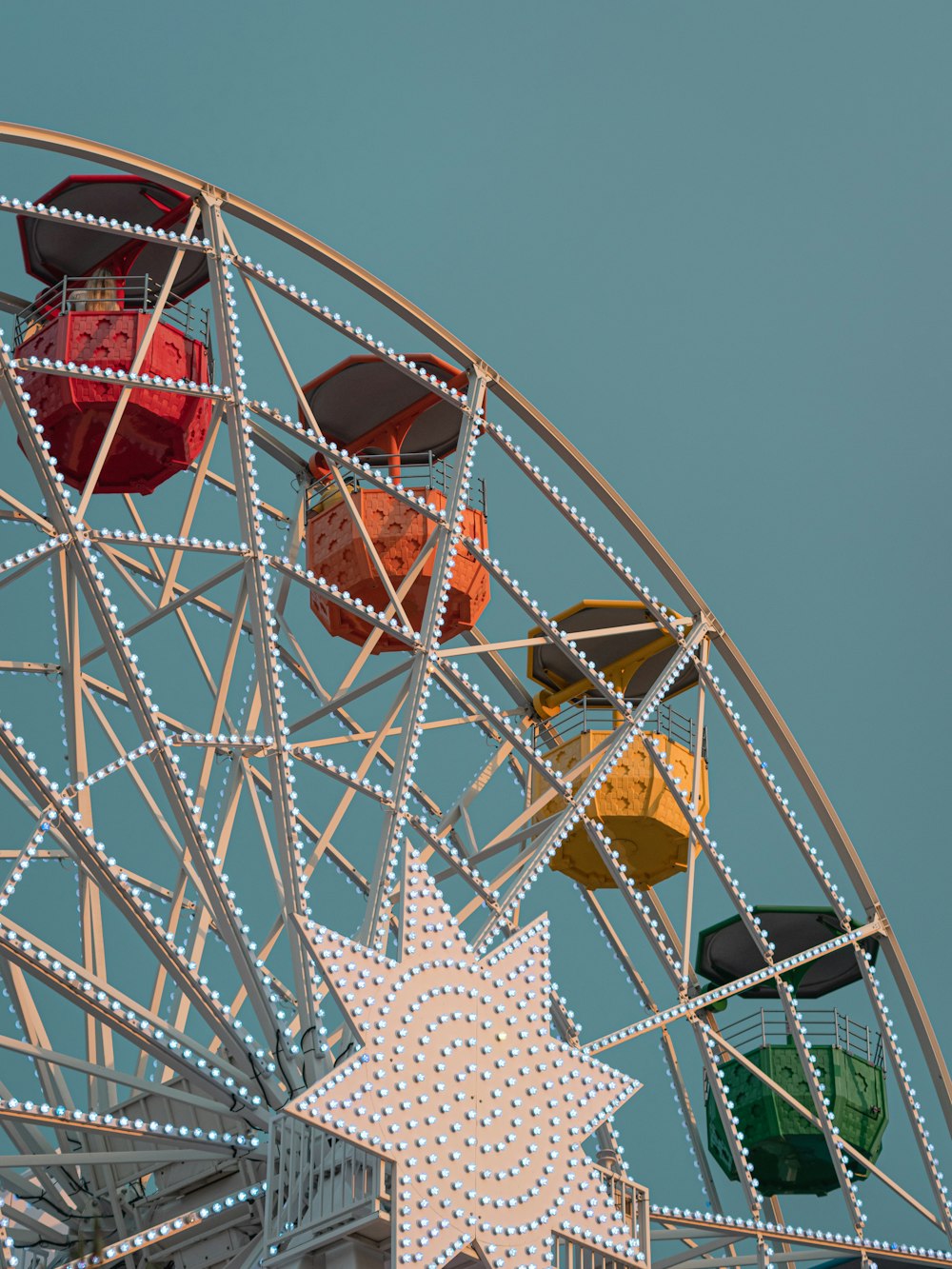 white and red ferris wheel