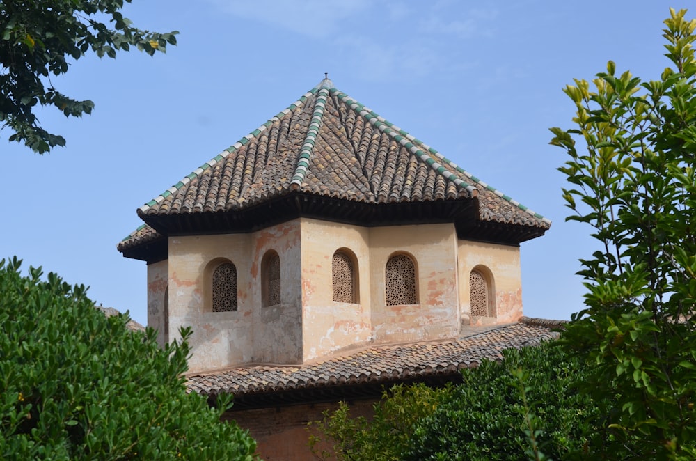 Gebäude aus weißem und braunem Beton