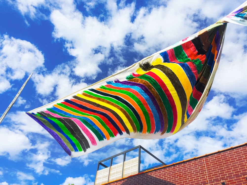 Parapluie rayé multicolore sous le ciel bleu pendant la journée