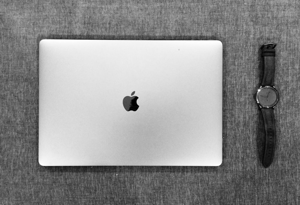 MacBook argento su tessuto marrone