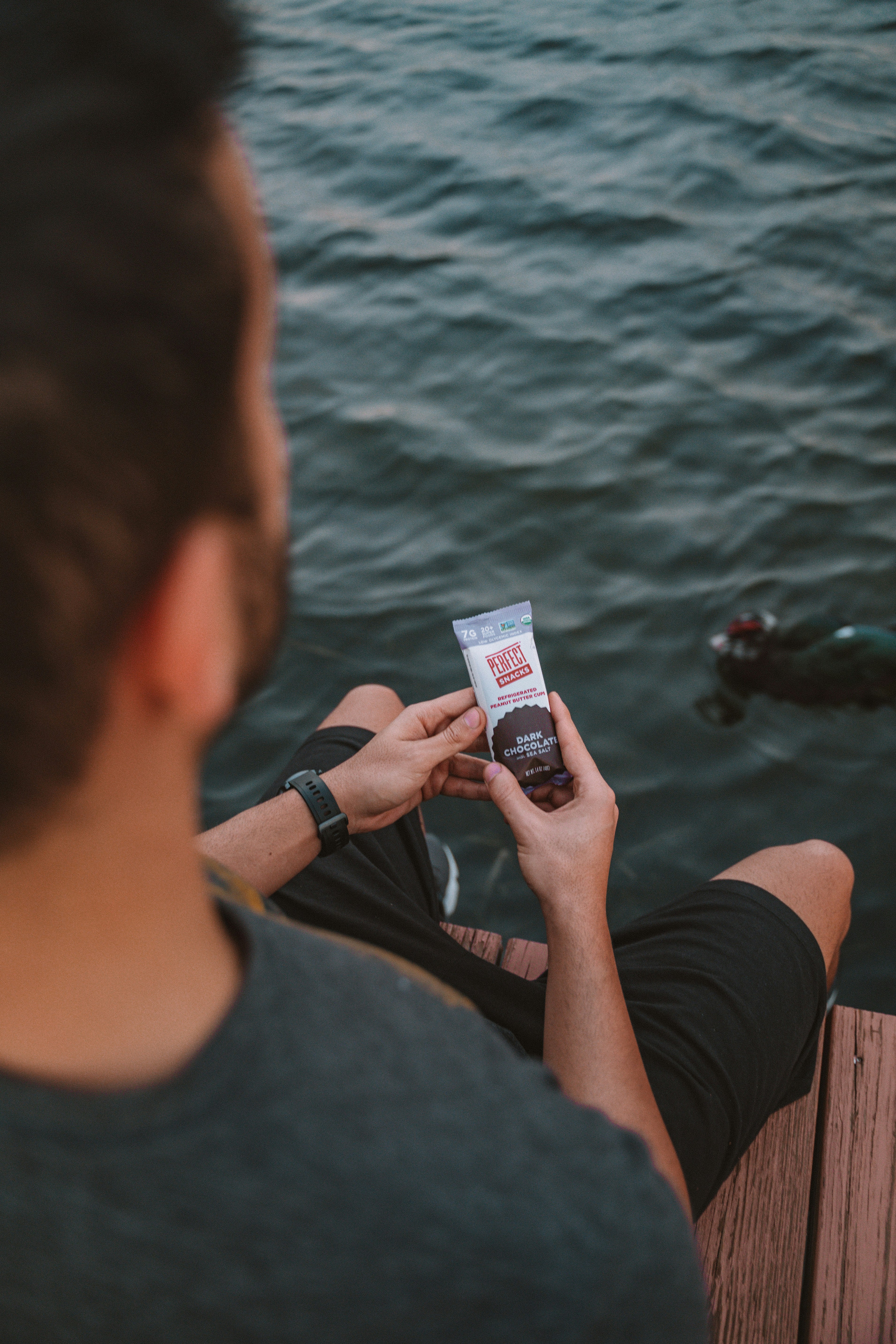 Mann in schwarzem T-Shirt mit weißer und schwarzer Box