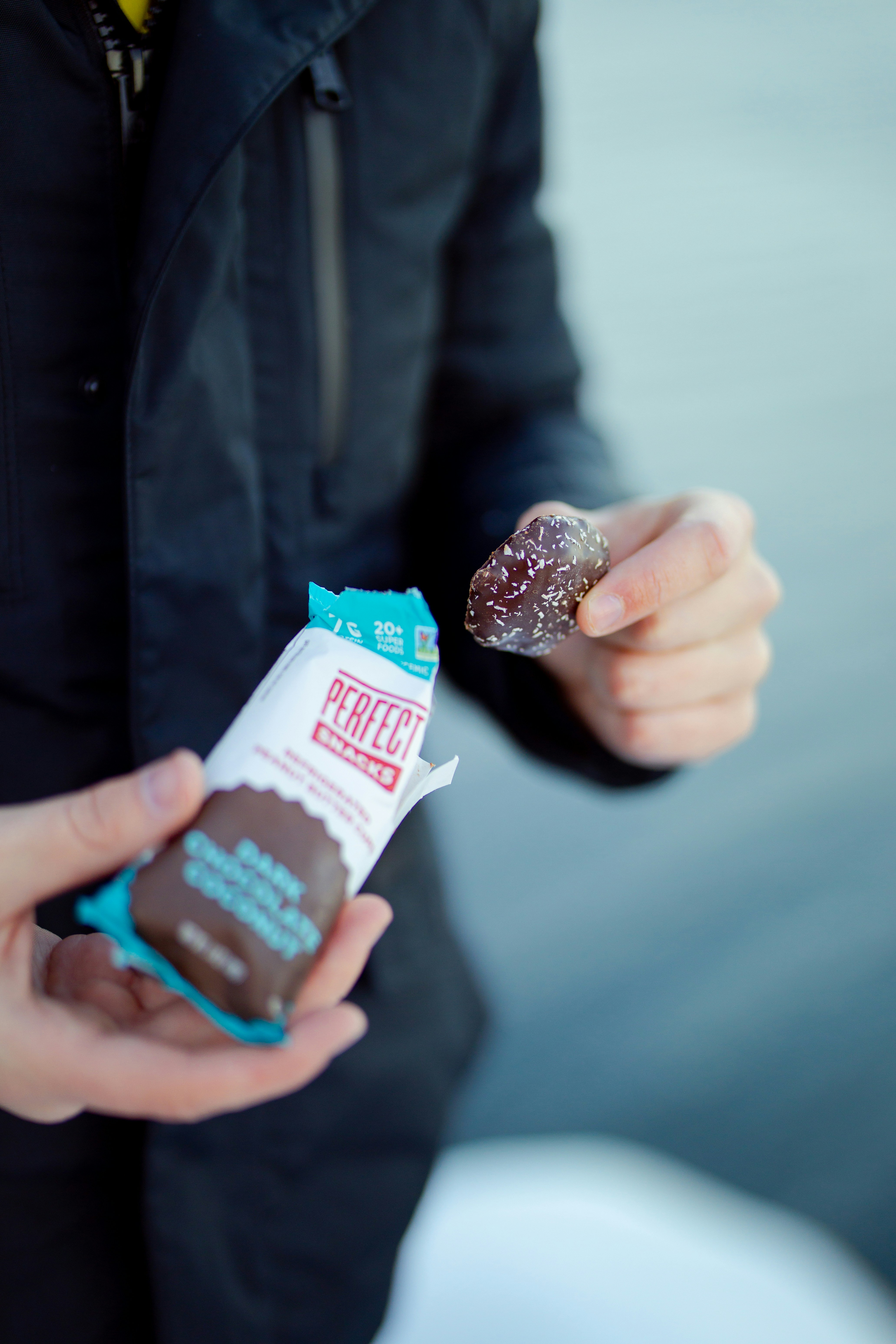 Person mit weißer und blauer Plastikpackung