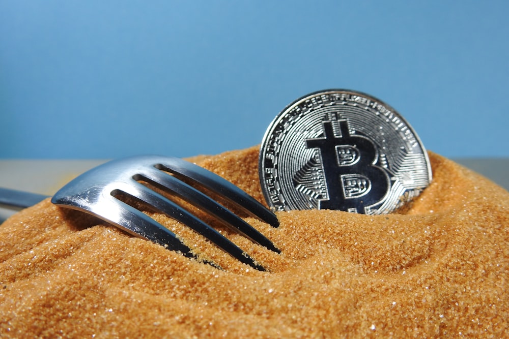 Fourchette et couteau à pain en argent sur sable brun