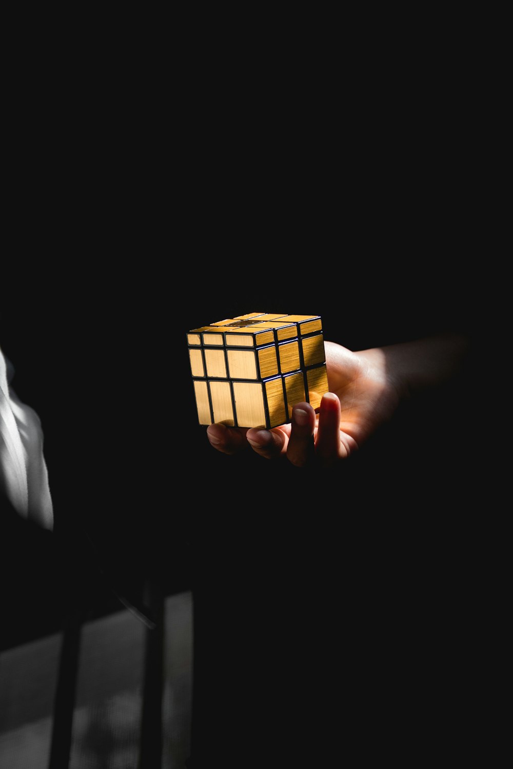 Persona sosteniendo un cubo de Rubiks de 3 x 3