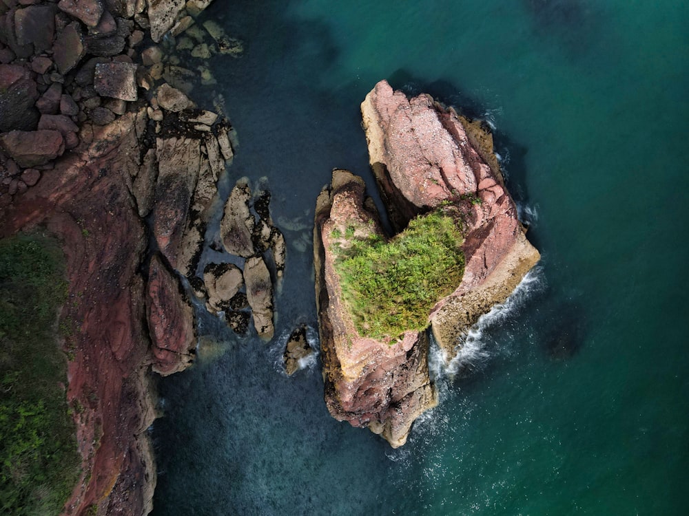 Formación de rocas marrones en el cuerpo de agua durante el día