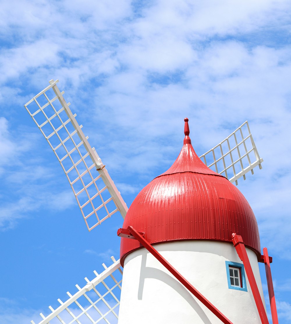 Tour rouge et blanche sous ciel bleu