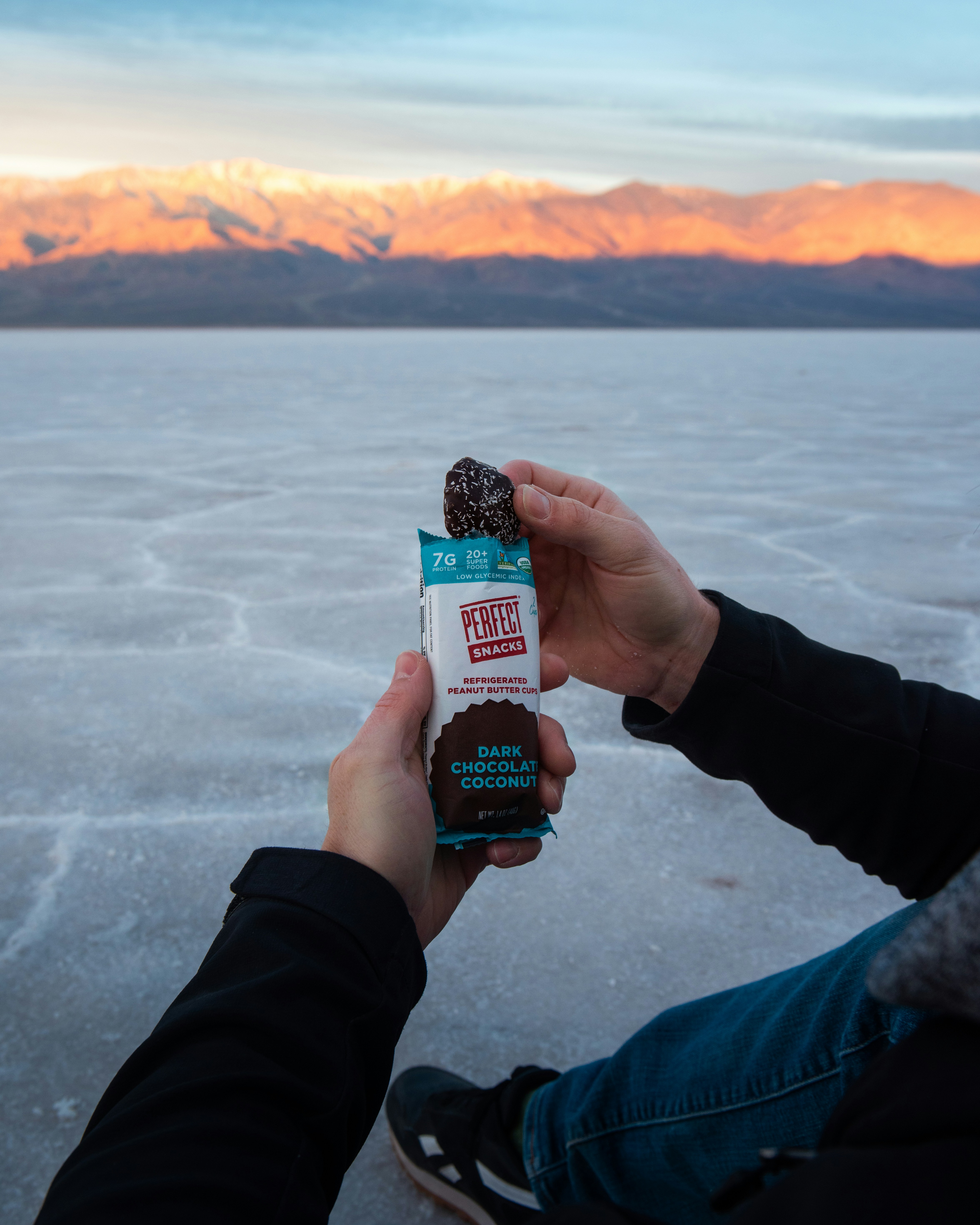 Person mit weißer und grün beschrifteter Flasche