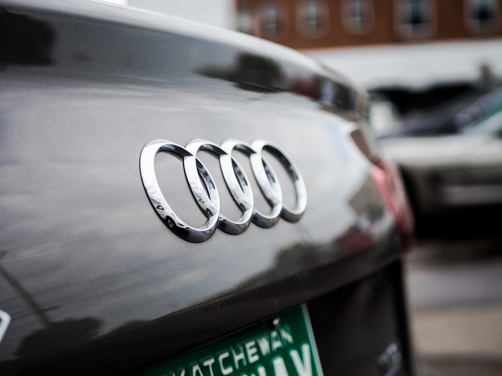 Voiture Audi argentée avec plaque d’immatriculation