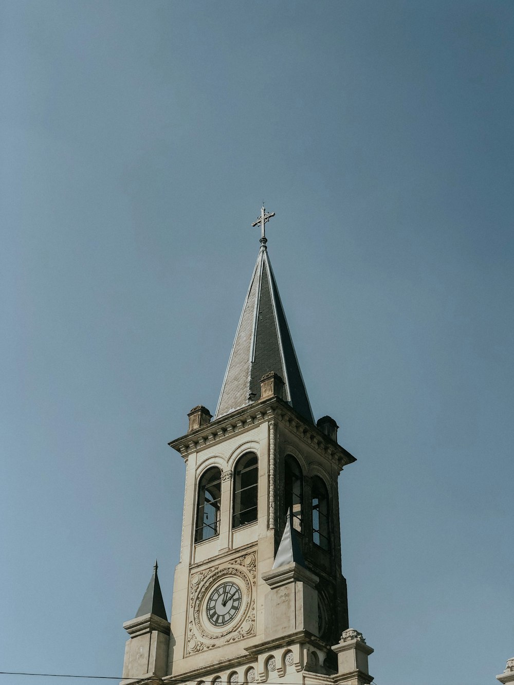 igreja de concreto marrom sob o céu azul durante o dia