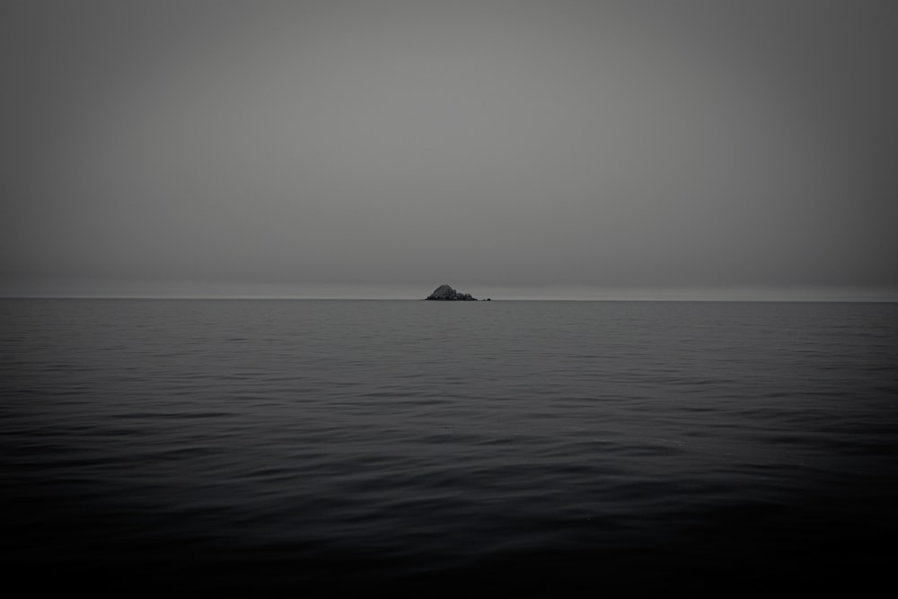 Barco negro en el mar durante el día