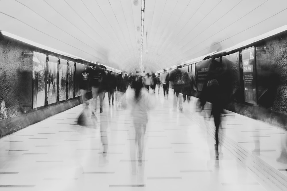 Gente caminando por un puente