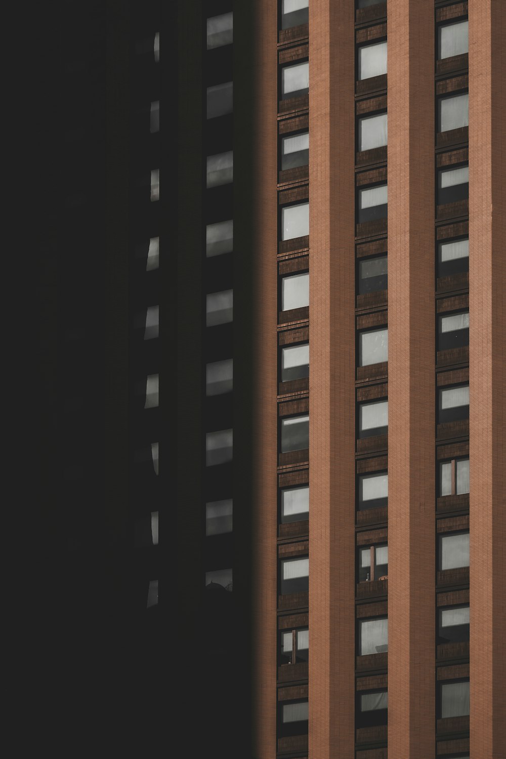 edificio in cemento marrone e nero
