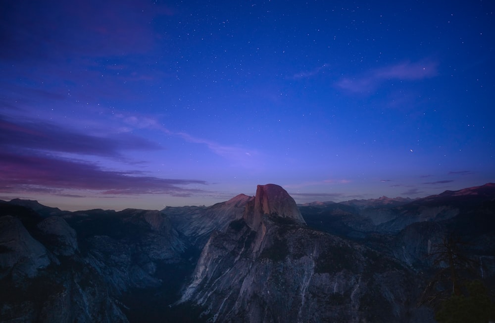 Montaña rocosa marrón bajo el cielo azul durante el día