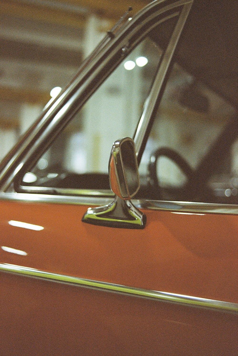 Puerta roja y negra del coche