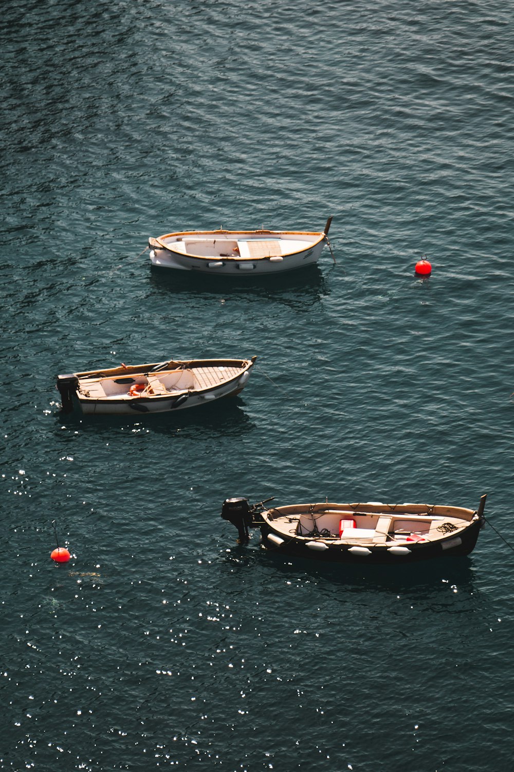 Barco blanco y marrón en el cuerpo de agua durante el día