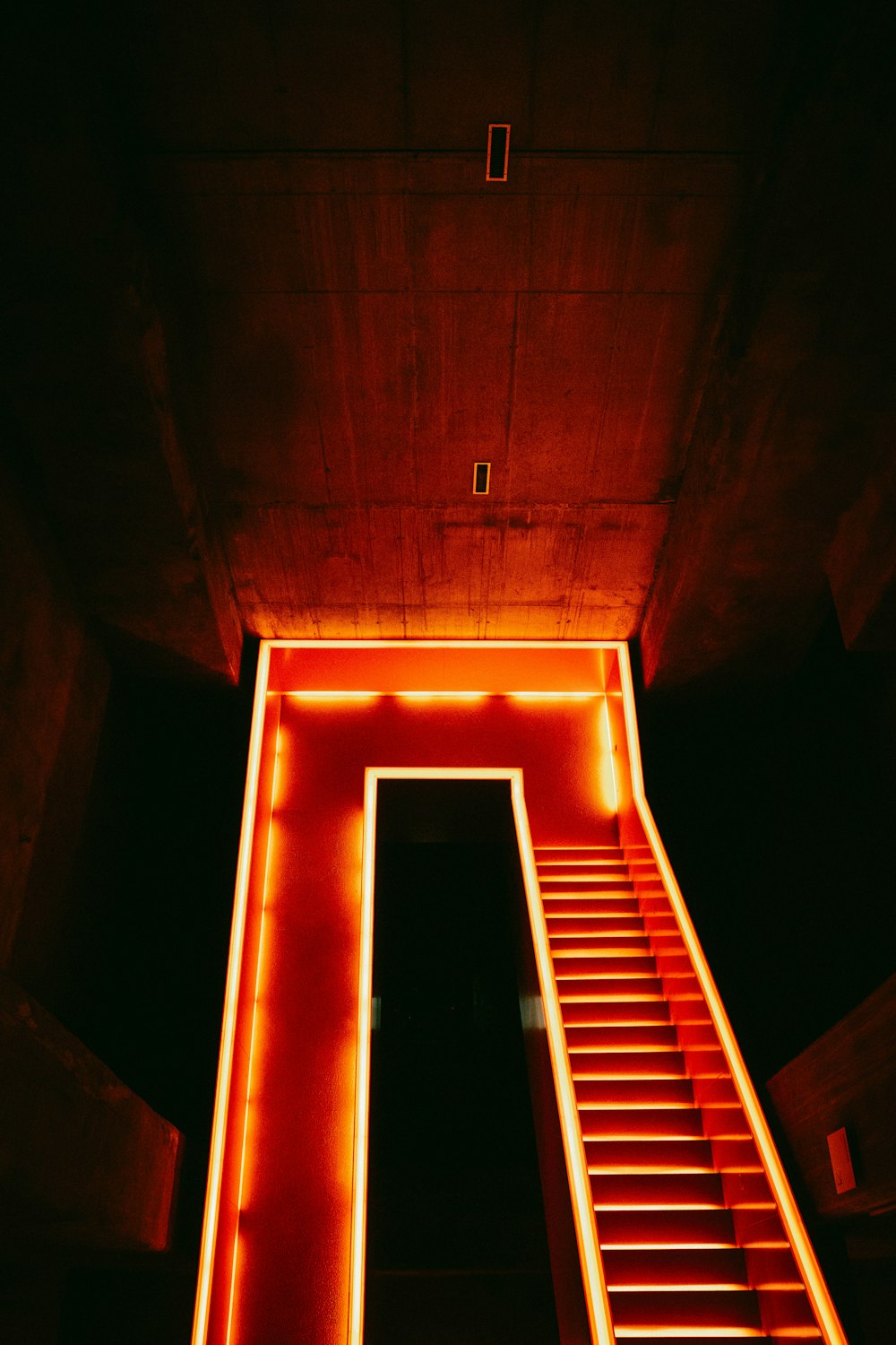 Fotografía de bajo ángulo de edificio de hormigón marrón