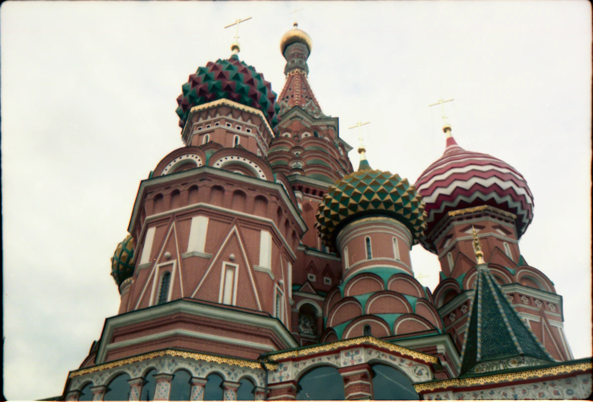 La Cathédrale Saint-Basile à Moscou et l'Arc de Triomphe à Paris, symbolisant les relations franco-russes.
