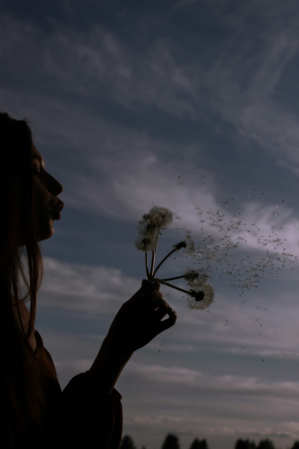 mulher na jaqueta preta que segura a flor branca