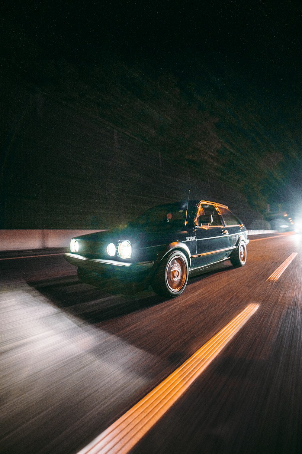 Mercedes Benz Coupé negro en carretera durante la noche