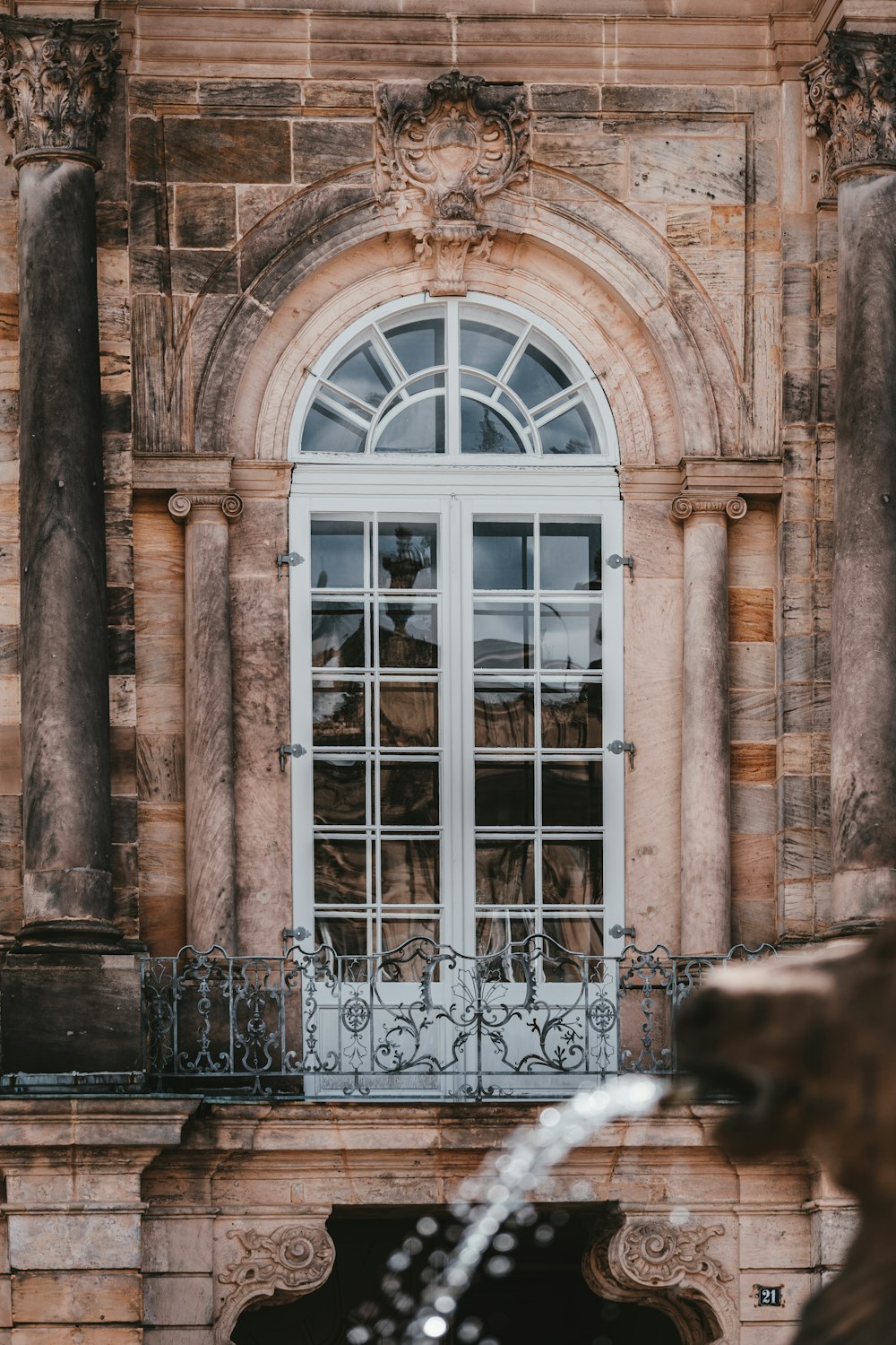 Edificio de hormigón marrón con ventana de madera blanca