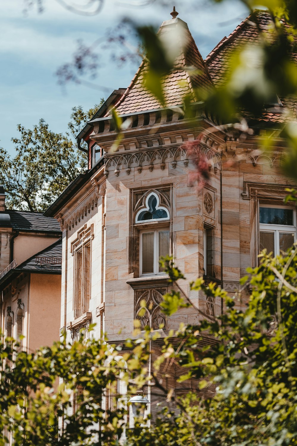 Braunes Betongebäude unter blauem Himmel tagsüber