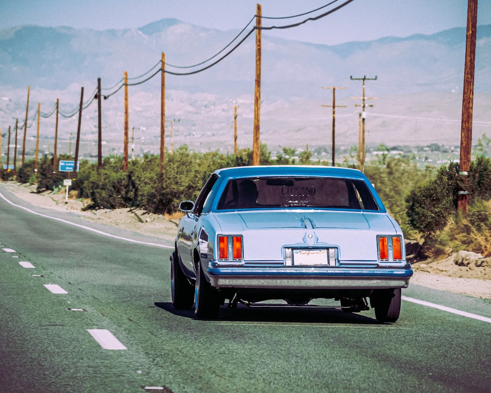 Chevrolet Camaro azul en la carretera durante el día