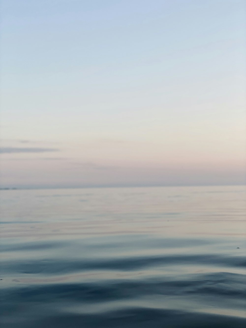 plan d’eau sous le ciel bleu pendant la journée