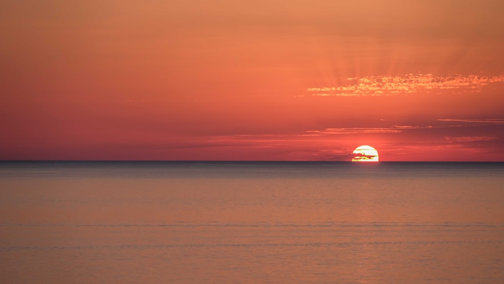 Cuerpo de agua durante la puesta de sol