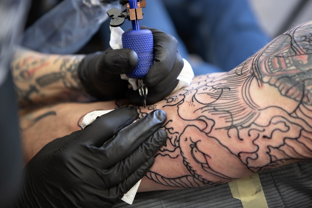 Person mit Tattoo am rechten Arm