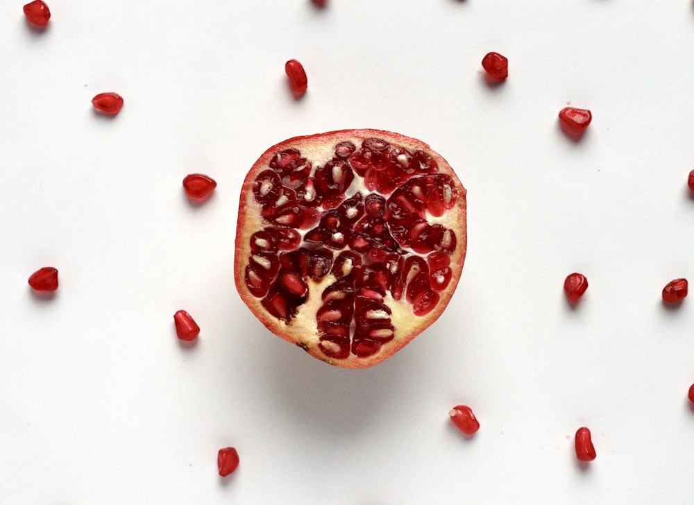 fruta roja en rodajas sobre superficie blanca