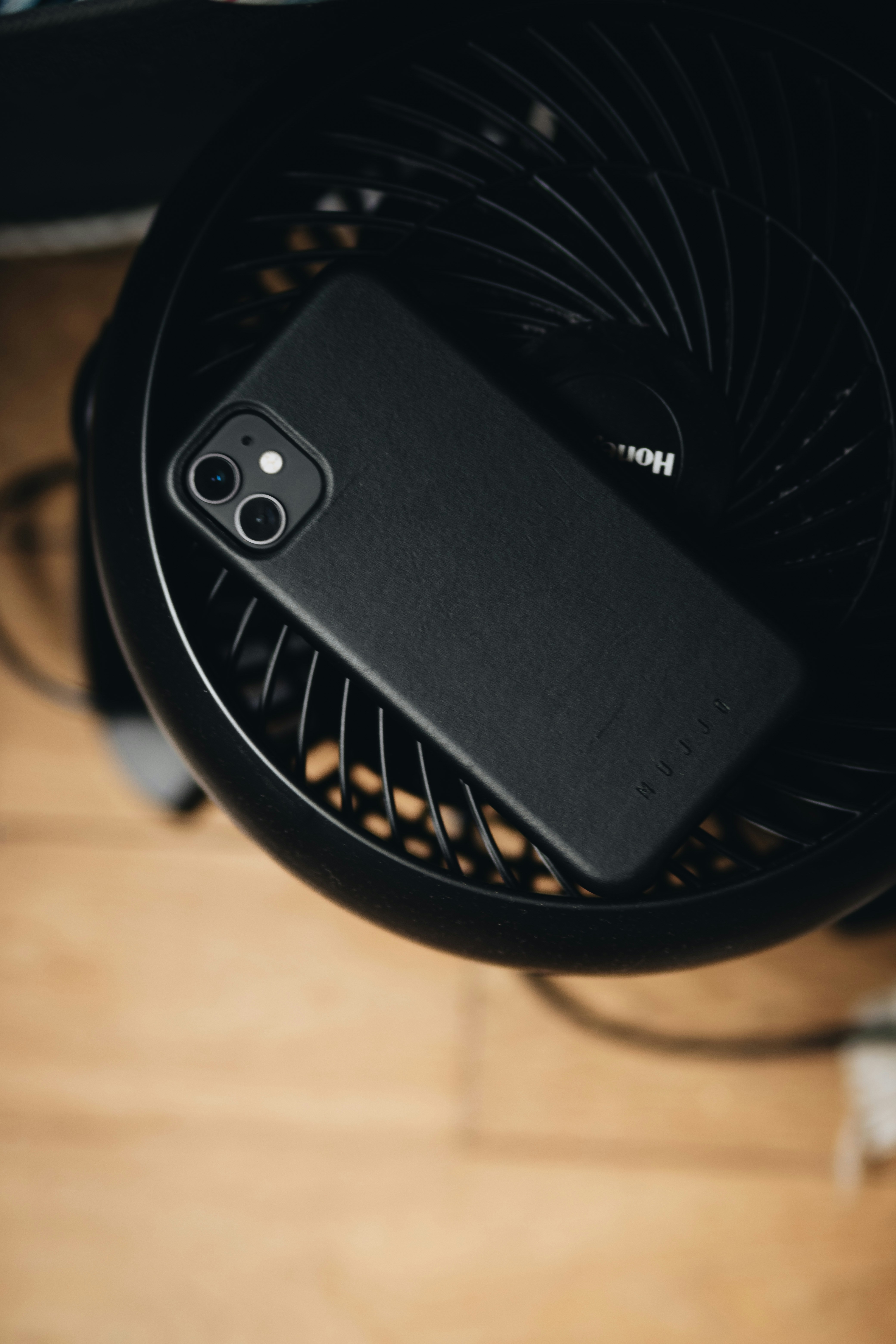 黒い丸テーブルに黒いスマートフォンの写真 Unsplashで見つける黒の無料写真