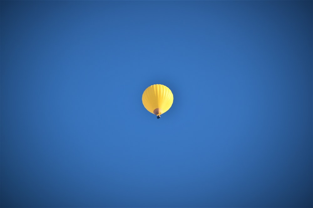 balão amarelo no céu azul