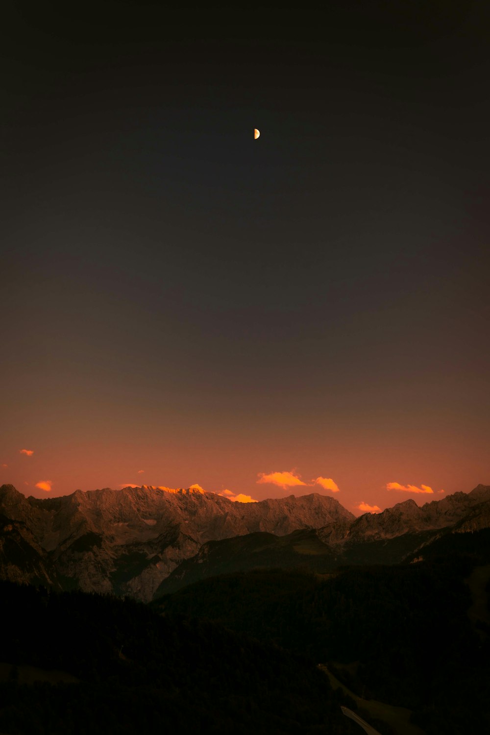 夕暮れ時の山々のシルエット