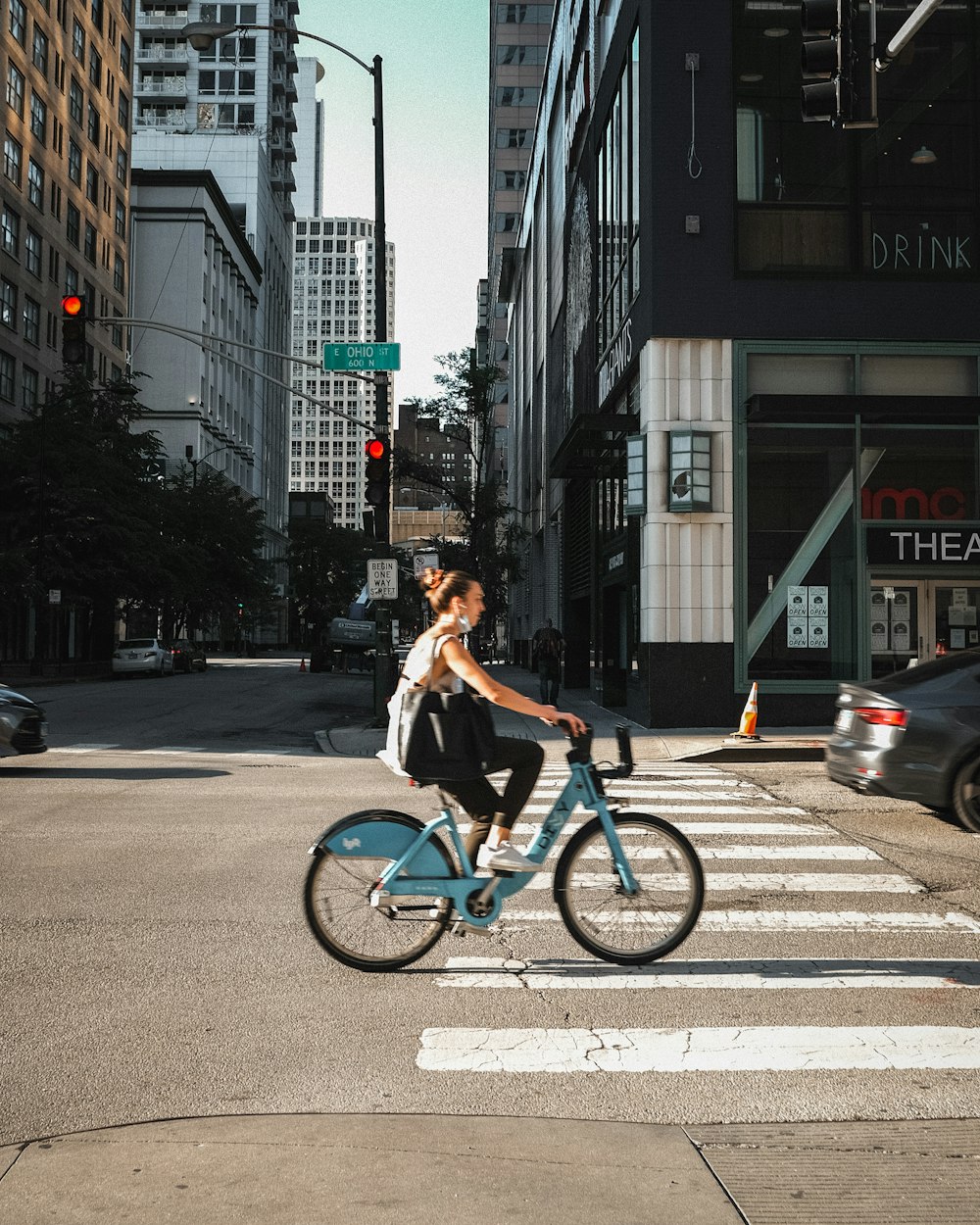 homme en chemise noire faisant du vélo sur une voie piétonne pendant la journée