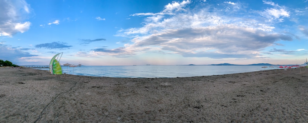 ciel bleu et nuages blancs au-dessus de la mer